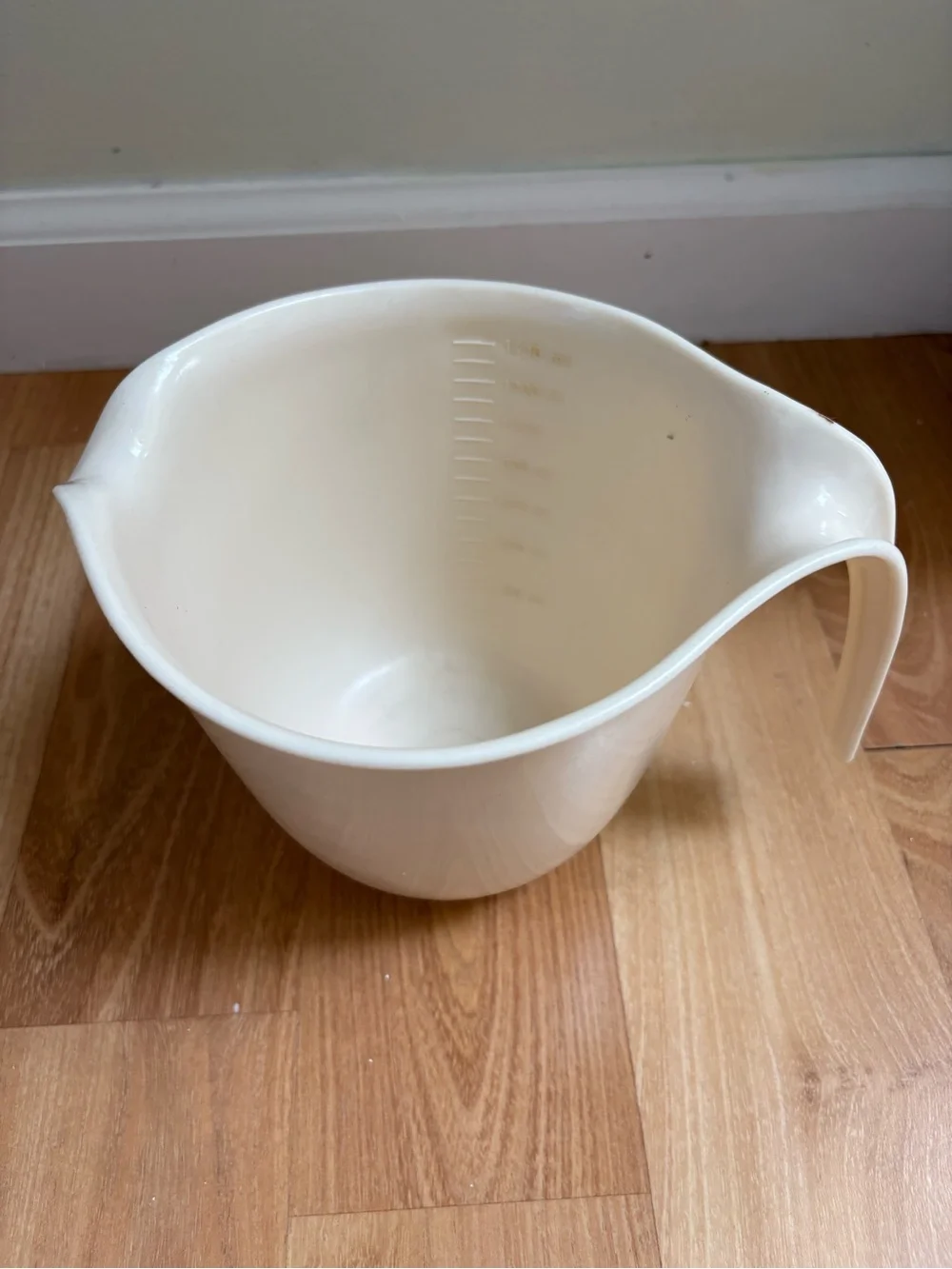 vintage Rubbermaid Grip & Mix batter bowl in white 6 Cup